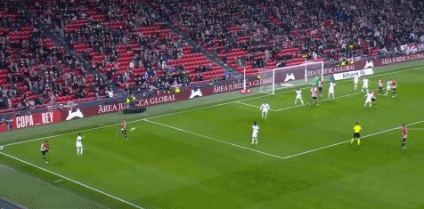 图文-韩国女星亮相体育赛场 美腿修长笑容甜美